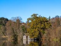 Höglwörther See mit zwei Bootsschuppen